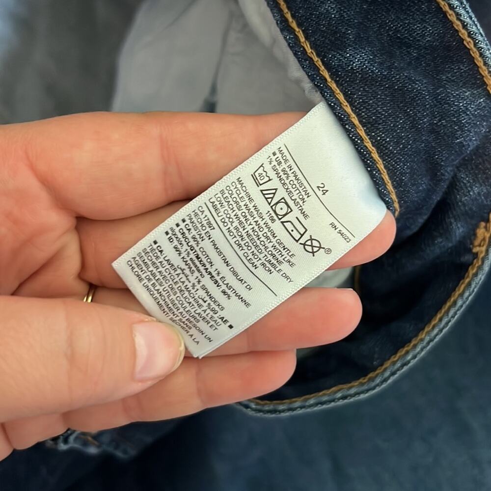 Old Navy Curvy High-Waisted Button-Fly OG Straight Cut-Off Ankle Jeans - Picture 12 of 16